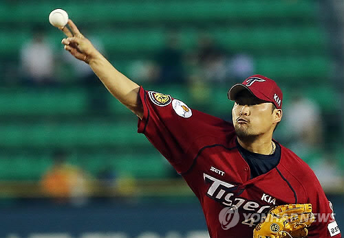 팔꿈치 인대접합수술 전인 2013년 두산과의 경기에서 역투하고 있는 김진우. <연합뉴스 자료사진>